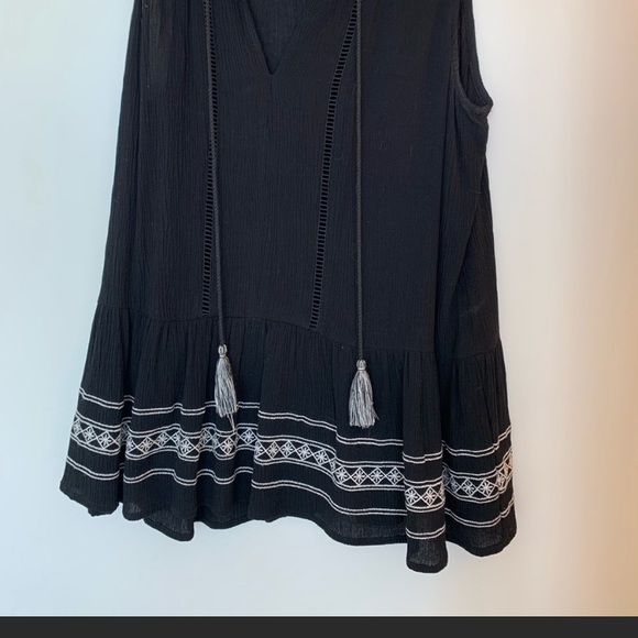 CeCe Sleeveless Embroidered Blouse - Picture 2 of 4